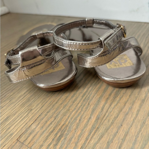 DV by Dolce Vita Pewter Thong Sandals Flats Metallic Silver Gold Size 7 - Picture 4 of 7